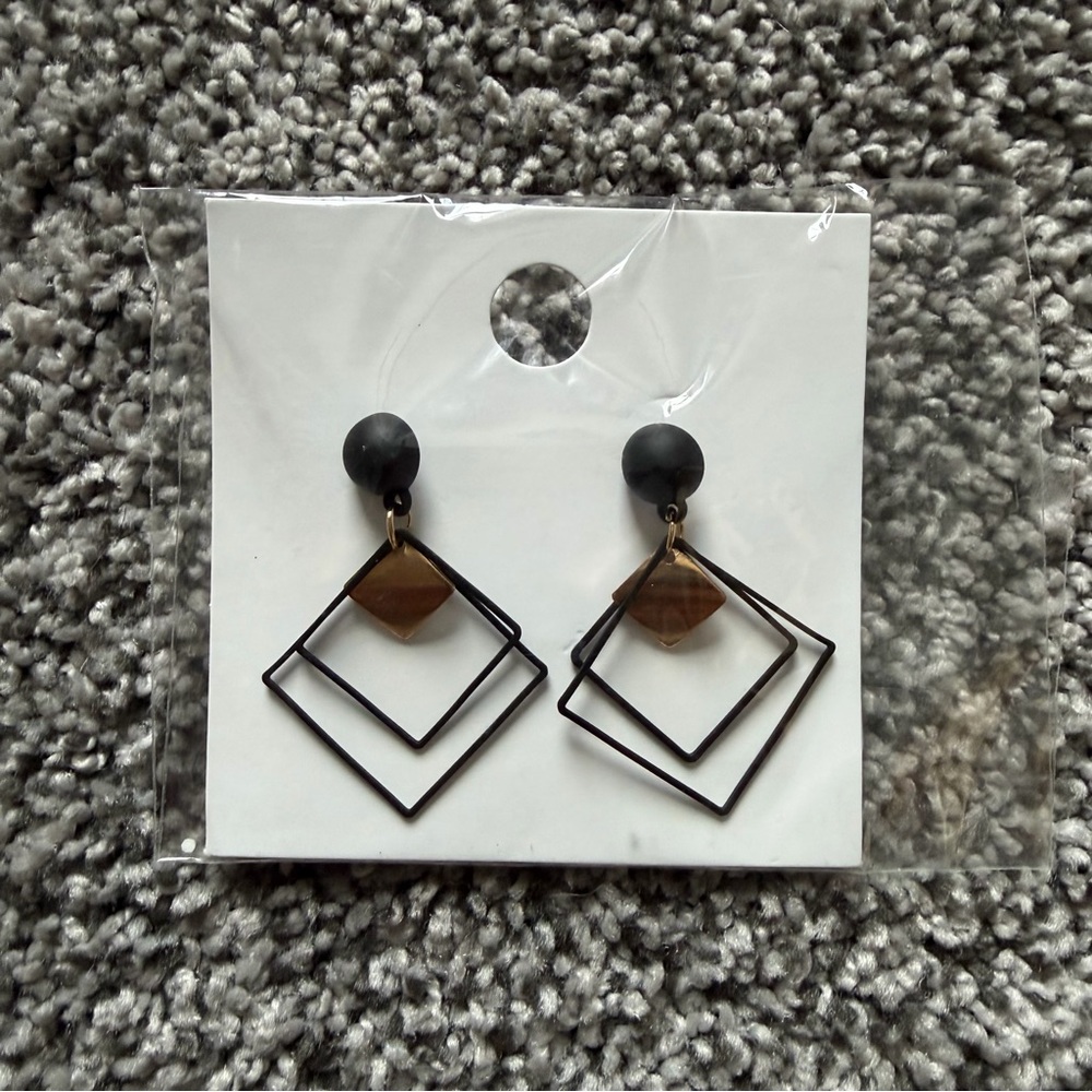 NWT Geometric Drop Earrings Black and Gold